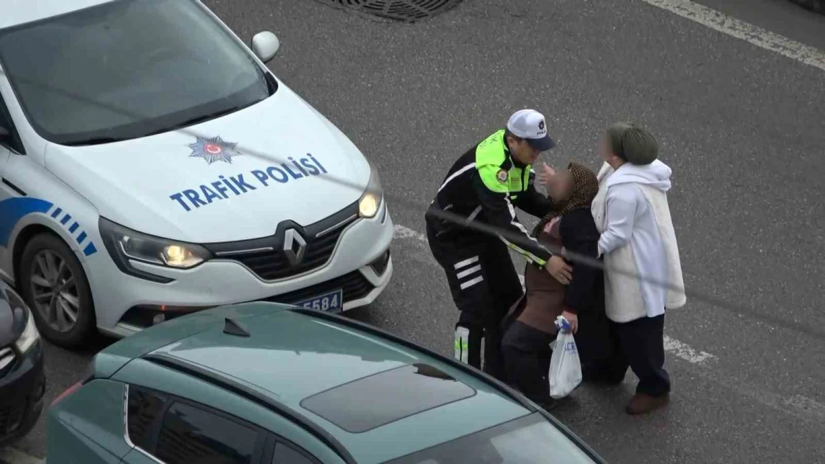 Samsun'da trafik kazasında yaralanan kadını yağmurdan koruyan polisin duyarlılığı 3