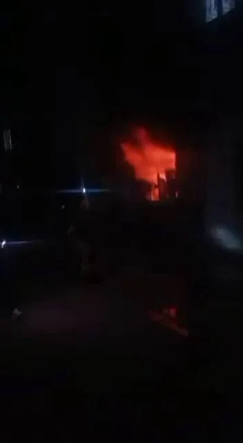 DİYARBAKIR’IN BAĞLAR İLÇESİNDE BİR APARTMANIN ZEMİN KATINDA ÇIKAN YANGIN PANİĞE NEDEN...