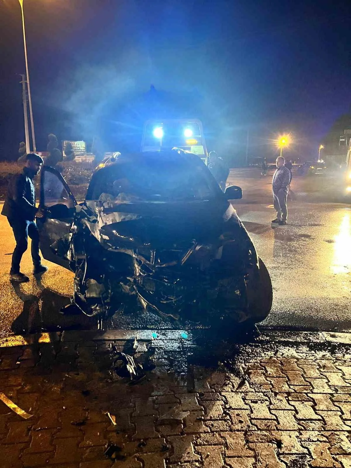 KONYA’NIN EREĞLİ İLÇESİNDE KONTROLDEN ÇIKAN SUV TİPİ ARACIN YOL KENARINDAKİ BİR İŞ YERİNİN AVLU...