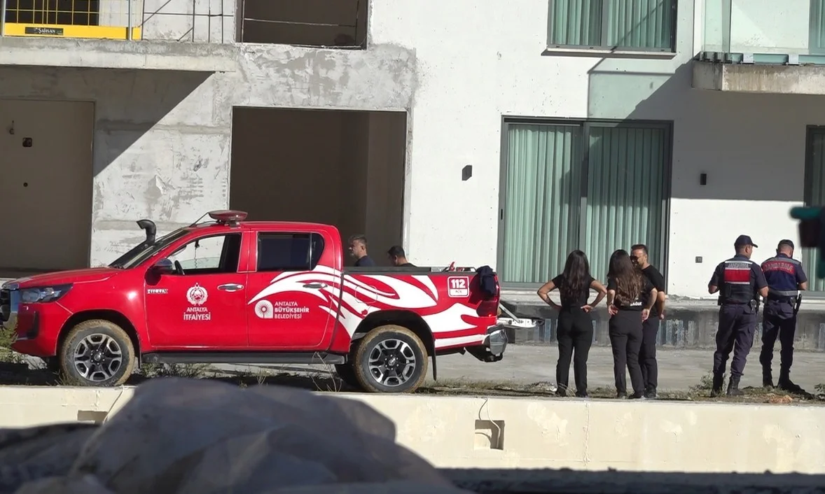 Alanya'da maaşını alamayan işçi inşaatın balkonuna çıktı 3