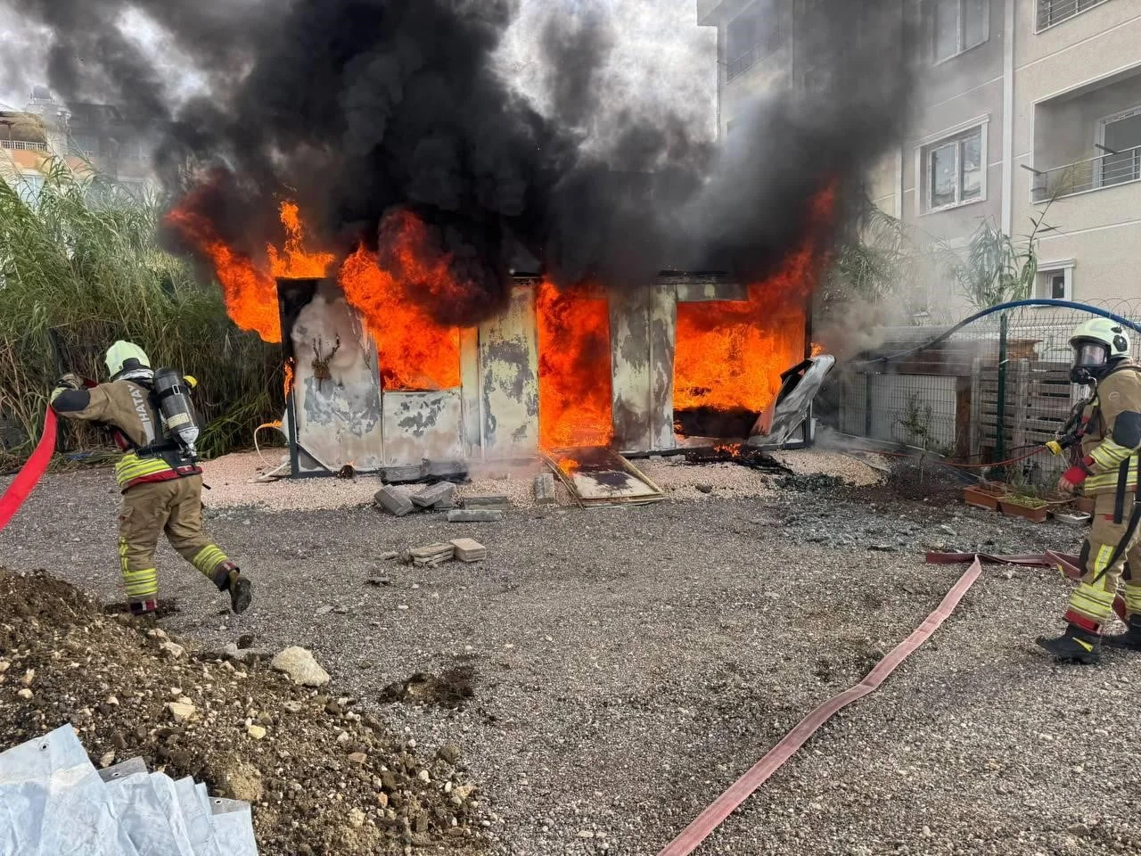 HATAY’DA ALEVLERE TESLİM OLARAK YANAN KONTEYNER KULLANILMAZ HALE GELDİ.