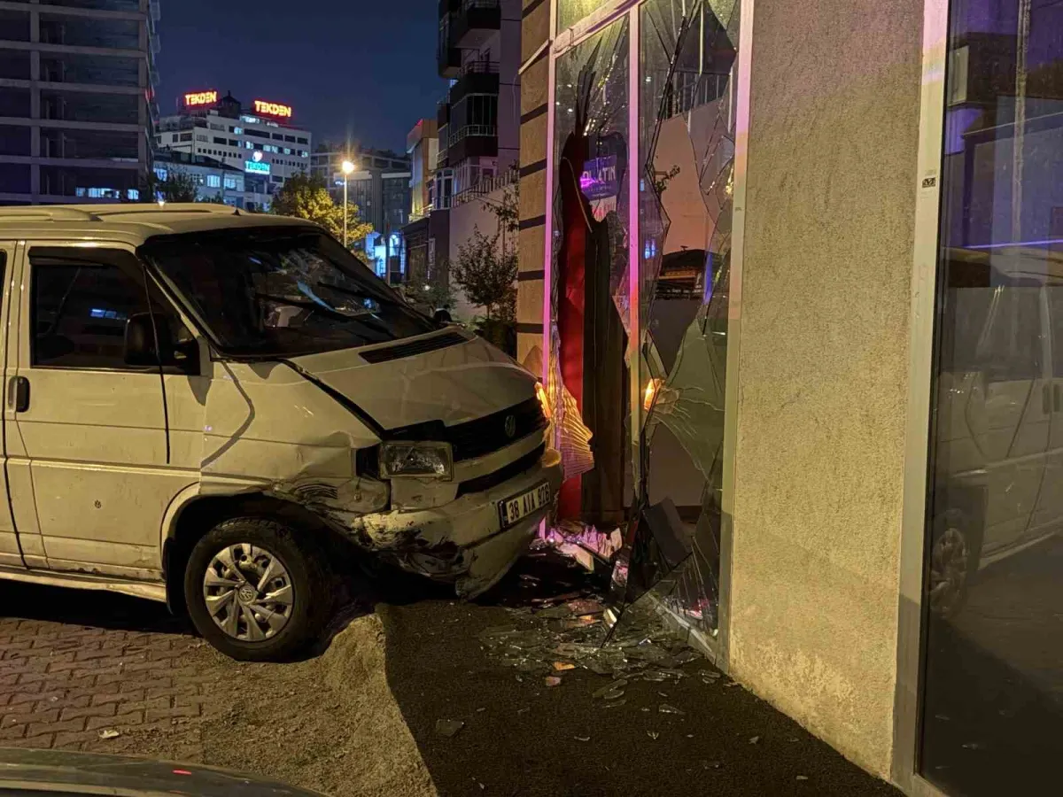 Kayseri'de minibüs ile otomobil çarpıştı: Savrulan araç dükkana daldı 4