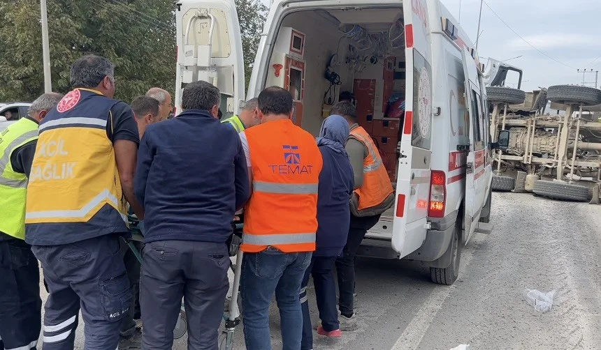 Çorum'da freni boşalan beton mikseri otomobile çarparak devrildi: 3 yaralı 3