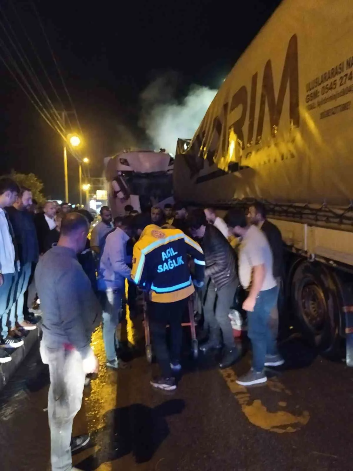 BİTLİS-BAYKAN KARA YOLUNDA İKİ TIRIN KAFA KAFAYA ÇARPIŞMASI SONUCU 2 KİŞİ YARALANDI.