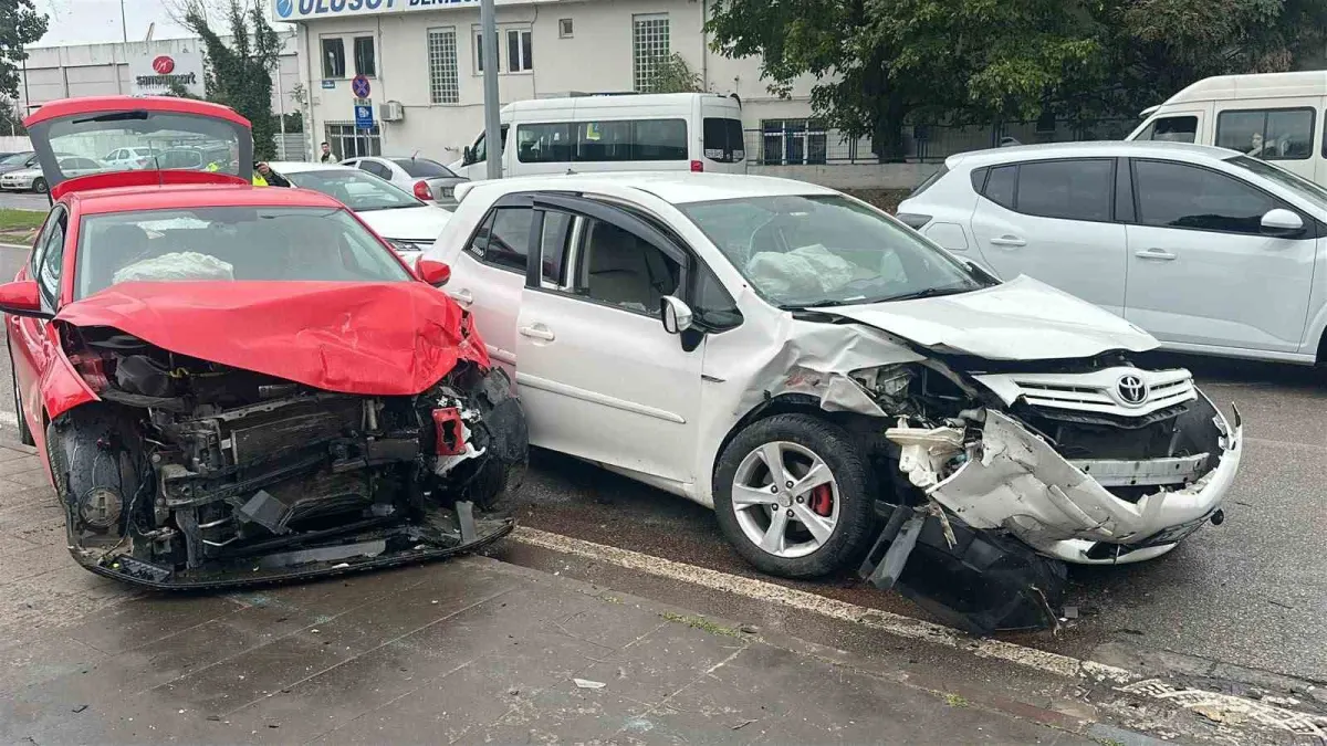 Samsun'da kontrolden çıkan otomobil karşı şeride geçti: 1'i ağır 2 yaralı 3