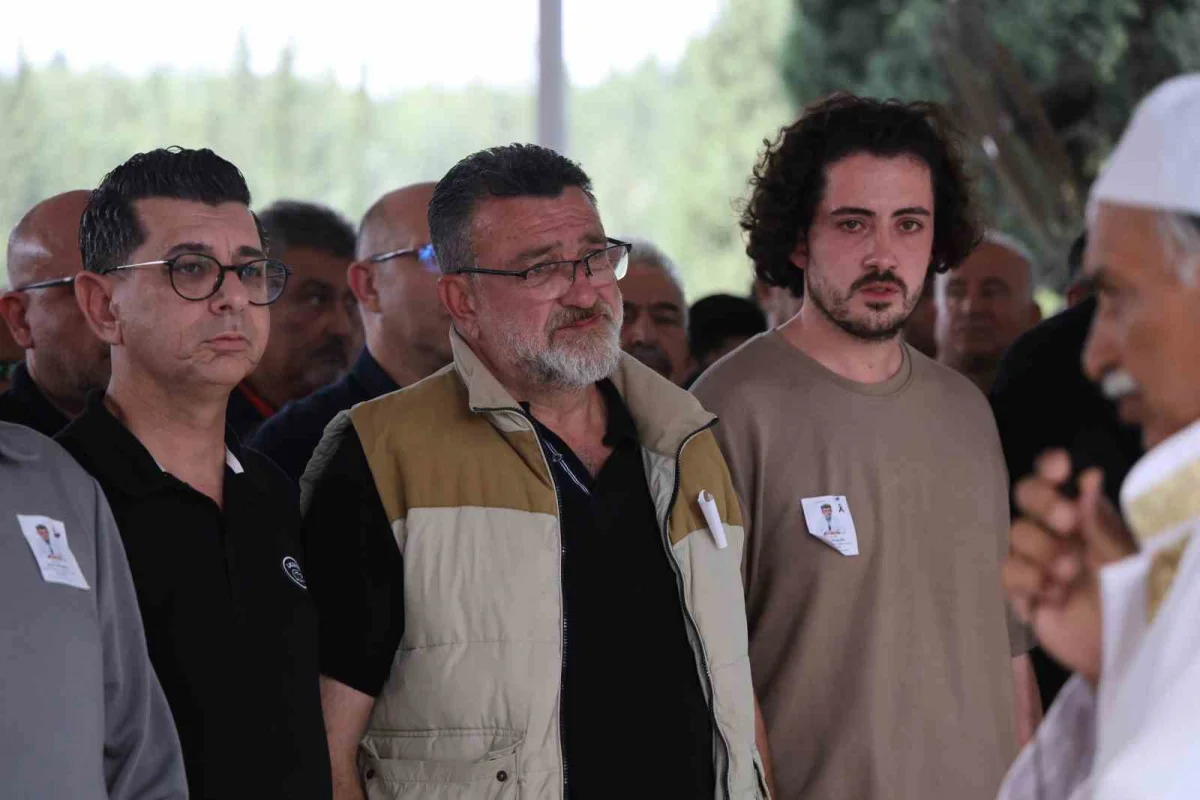 Ayvalık açıklarındaki tekne kazasında ölen Dr. Şahin Bingüllü Adana'da son yolculuğuna uğurlandı 5