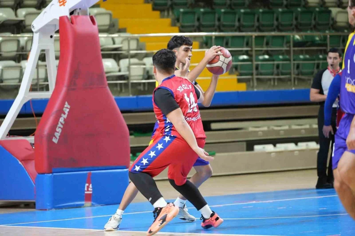 Muğla'da gençler basketbol ilçe birinciliği için parkede 1