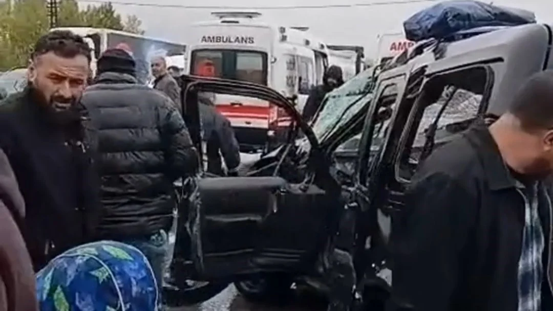 Van'ın Muradiye ilçesinde tır ile hafif ticari araç çarpıştı: 2 yaralı 1
