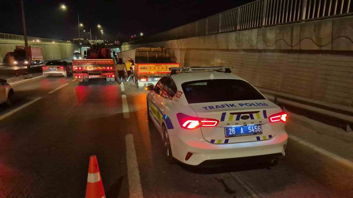 Eskişehir'de marul yüklü kamyonet alt geçitte yan yattı 3