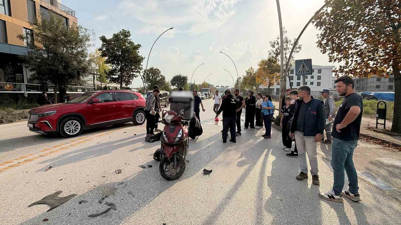 DÜZCE’DE OTOMOBİL İLE MOTOKURYENİN ÇARPIŞTIĞI KAZADA 2 KİŞİ YARALANDI.