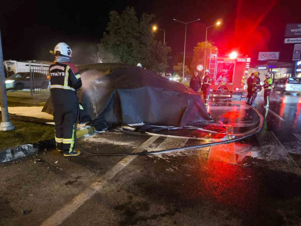 Aydın'da tırla çarpışan elektrikli otomobil alev aldı: Yangına özel battaniyeyle müdahale edildi 1