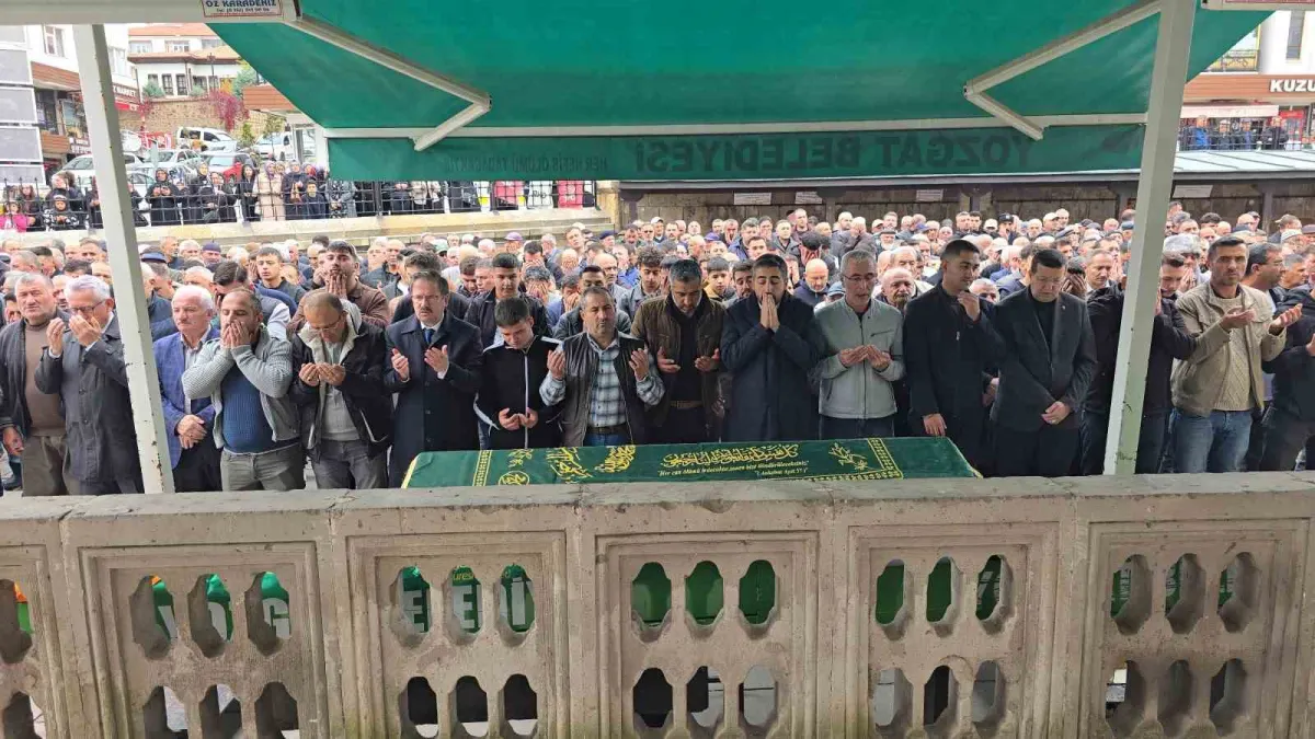 Çorum'daki kazada hayatını kaybeden anne ve iki çocuğu Yozgat'ta defnedildi 4