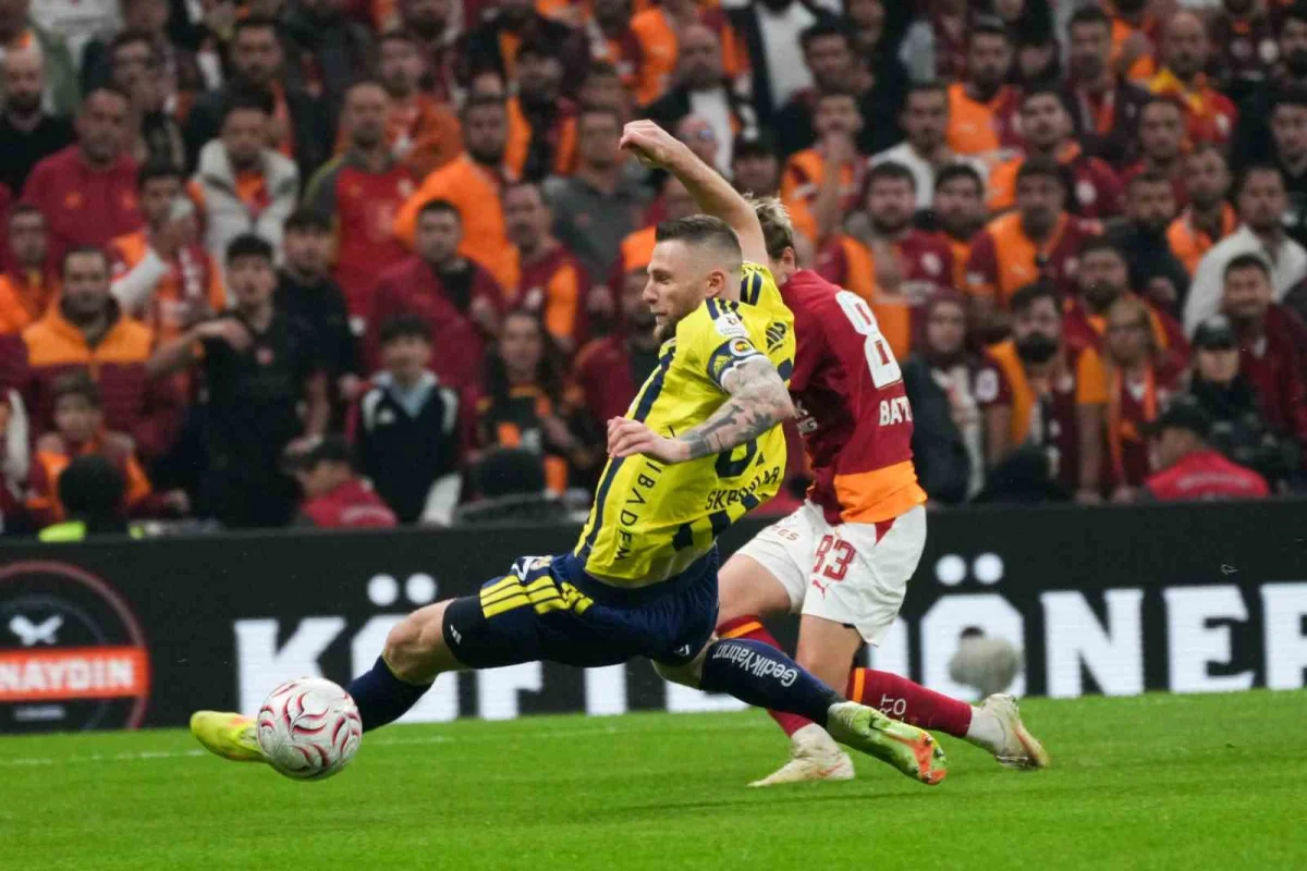 Süper Lig'de dev derbi: Galatasaray sahasında Fenerbahçe'yi 2-1 mağlup etti 4