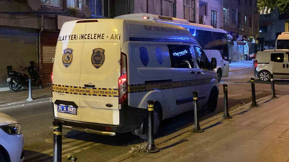 Zeytinburnu'nda sokak ortasında silahlı çatışma: Kurşunlar ev ve iş yerlerine isabet etti 2