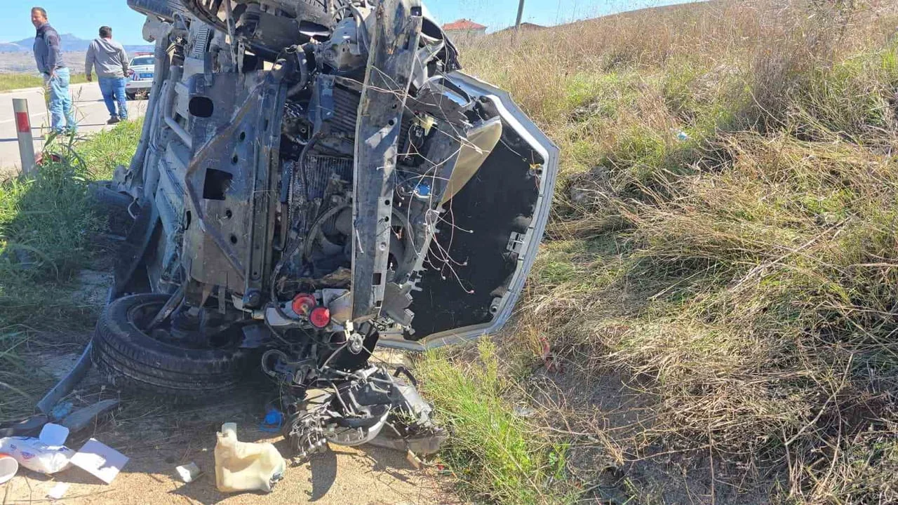 SAMSUN'UN VEZİRKÖPRÜ İLÇESİNDE KONTROLDEN ÇIKAN HAFİF TİCARİ ARACIN ŞARAMPOLE DEVRİLEREK YAN...
