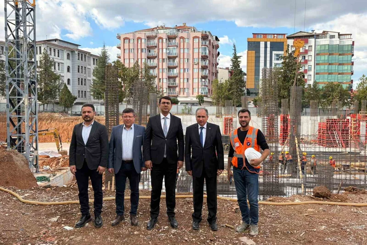 UŞAK’TA YAPIMI DEVAM EDEN TÜPRAG ÖĞRETMENEVİ VE SANAT OKULU İNŞAATINDA VALİ SERDAR KARTAL VE...