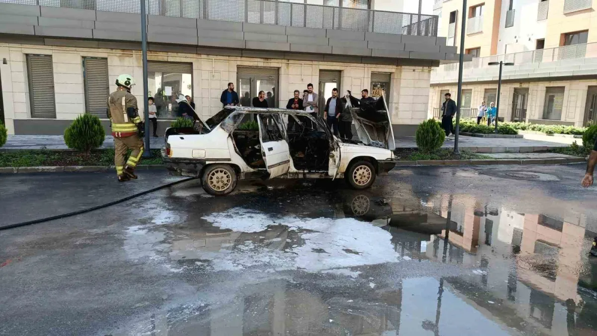 Kahramanmaraş'ta binaların önünde duran otomobil alevlere teslim oldu 3