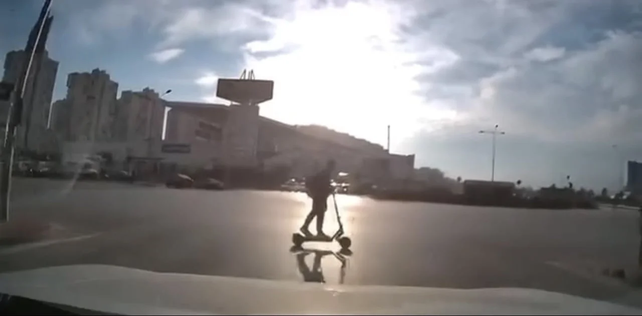BURSA’DA IŞIK İHLALİ YAPAN SCOOTER SÜRÜCÜSÜ KAZADAN KIL PAYI KURTULDU
