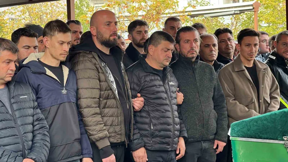 Çanakkale'de ikiye bölünen otomobilde can veren Efe Serin toprağa verildi 3