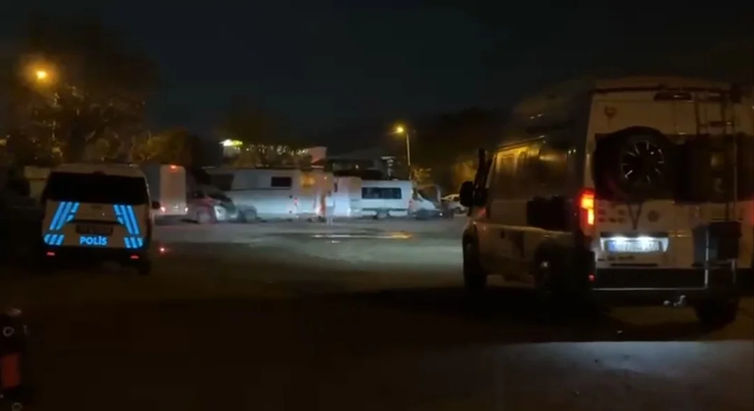 Amasra'da karavanların bulunduğu yola dev kayalar düştü 4