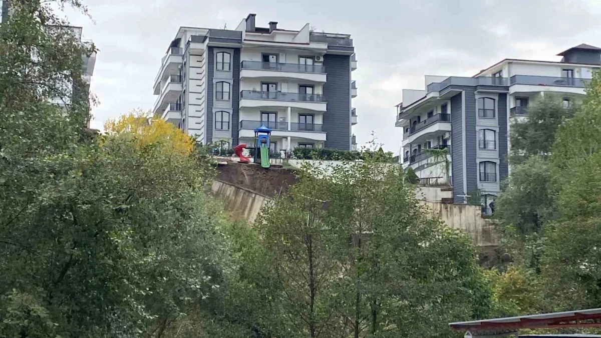 Kocaeli'de çöken istinat duvarı çocuk parkını yuttu 5