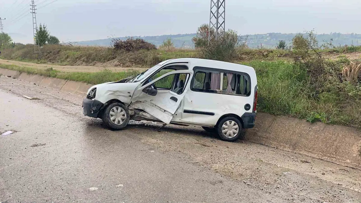 Sinop'ta iki otomobil çarpıştı: 1'i bebek 5 yaralı 5