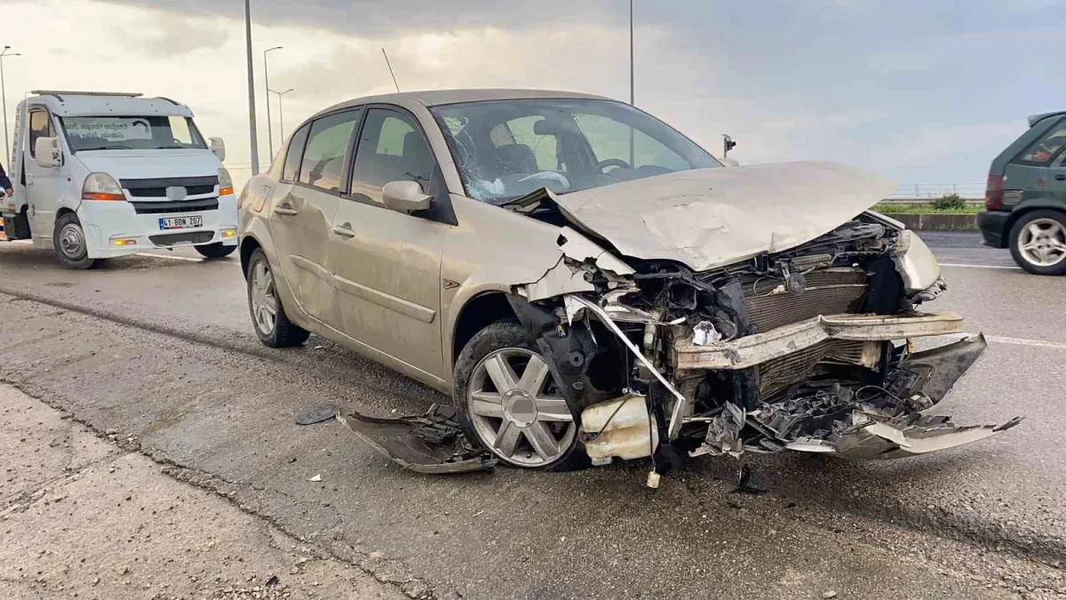 Sinop'ta iki otomobil çarpıştı: 1'i bebek 5 yaralı 4