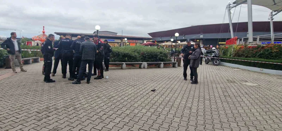 İzmit'te AVM'de silahı ateş alan kişi yaralandı 1