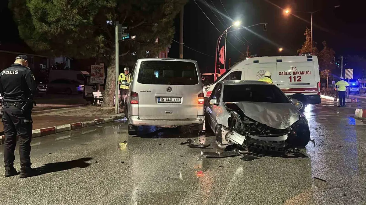 Burdur'da öğrenci servisi ile otomobil çarpıştı: 12 öğrenci yaralandı 3