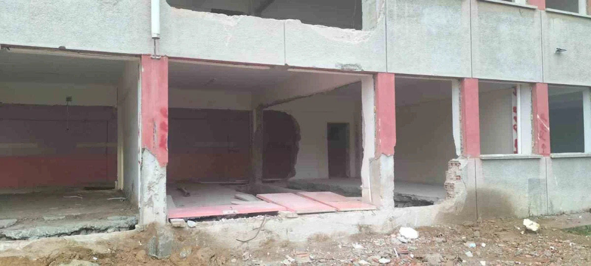 Çivril'deki 44 yıllık okulda güçlendirme çalışmaları başladı 2