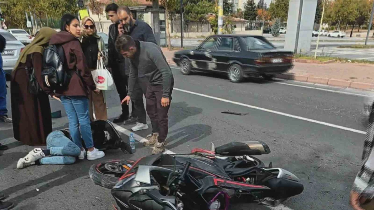 Kayseri'de otomobille çarpışan motosikletli havaya savruldu: Kaza anı kask kamerasında 4
