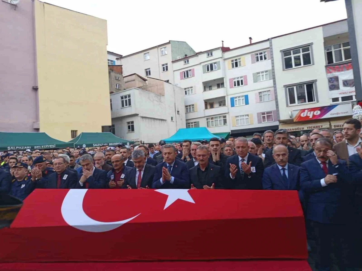Trabzon'da kalp krizi geçiren polis memuru Şahin Sağlam son yolculuğuna uğurlandı 4