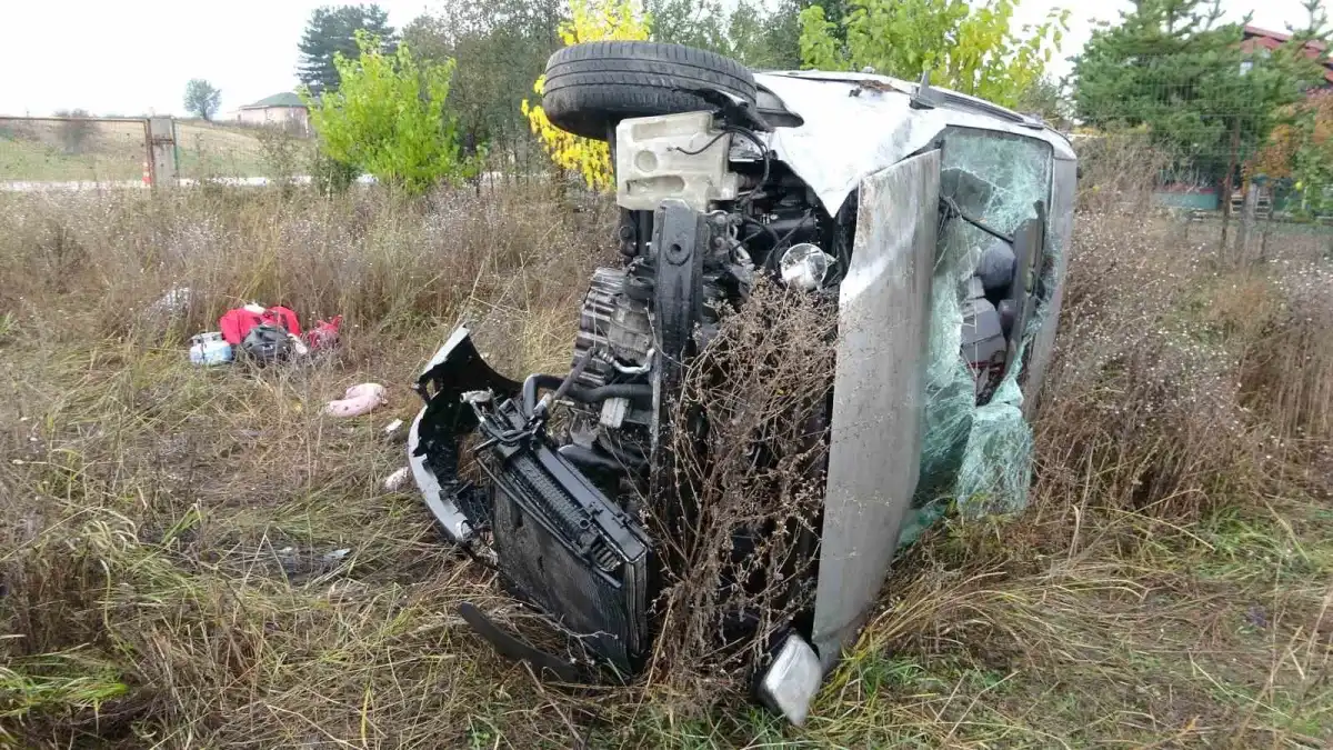 Kastamonu'da kayganlaşan yolda şarampole yuvarlanan hafif ticari araçtaki 3 kişi yaralandı 2