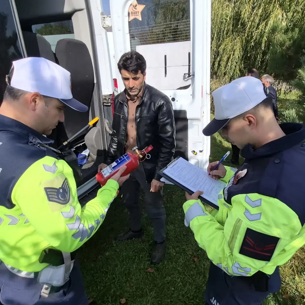 Çıldır'da okul servis araçlarına yönelik güvenlik denetimi yapıldı 4