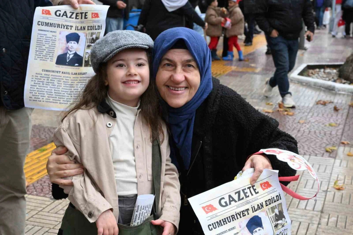 Manisa'da çocuklar cumhuriyeti tarihi gazete manşetleriyle kutladı 3