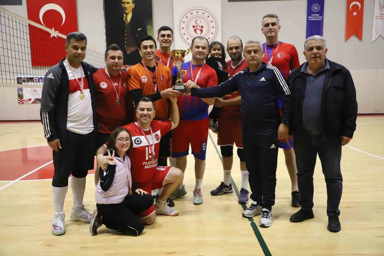 KARABÜK’TE DÜZENLENEN 4. KAMU SPOR OYUNLARI VOLEYBOL TURNUVASINDA JANDARMA KOMUTANLIĞI VE EMNİYET...