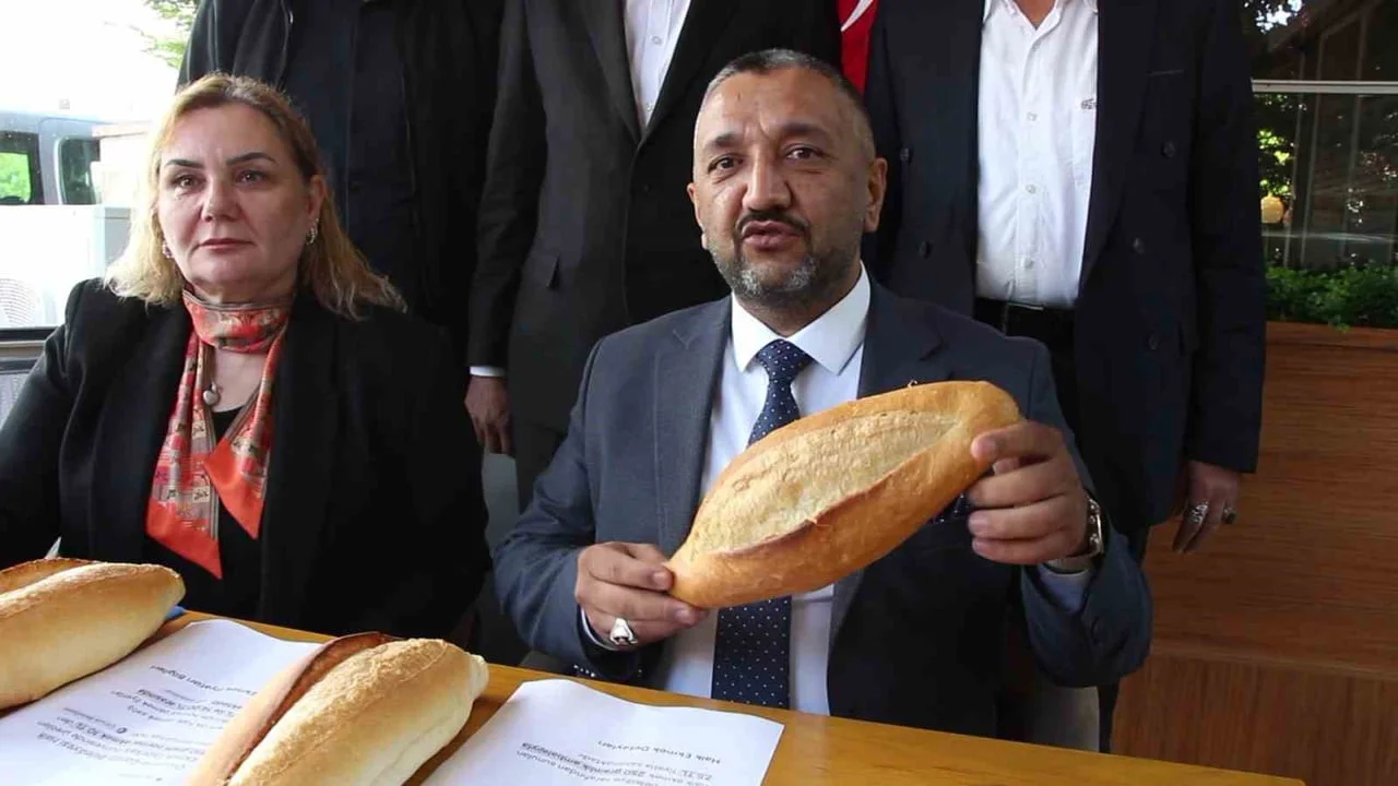 ÇEVRESİNDEKİ ÜÇ KOMŞU ŞEHİRDEN DAHA PAHALIYA EKMEK SATILAN AMASYA’DA MHP, 18 TL’LİK EKMEK FİYATINA...