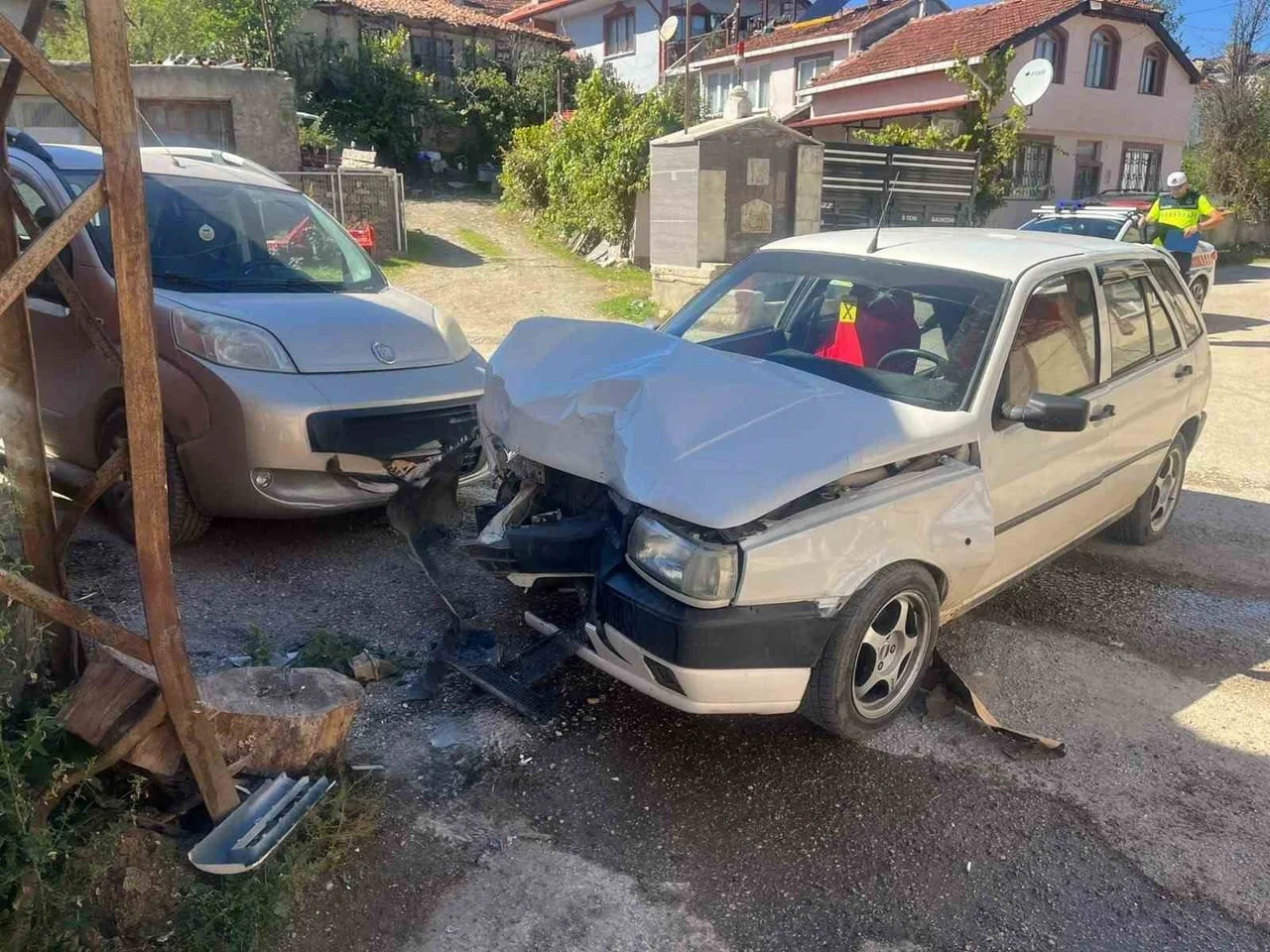 BİLECİK’TE OTOMOBİL ELEKTRİK DİREĞİNE ÇARPTI: 1 YARALI