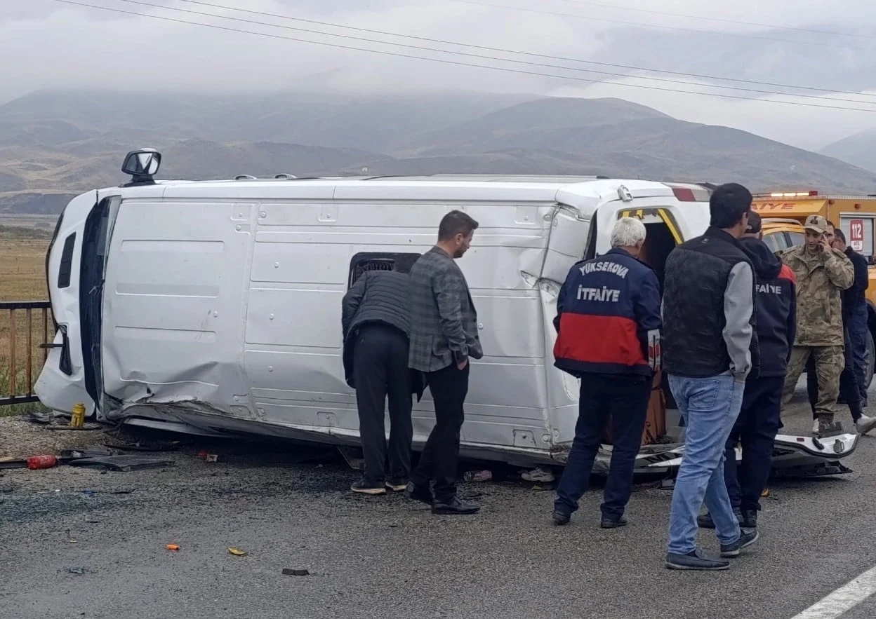 HAKKARİ'NİN YÜKSEKOVA İLÇESİNDE OKUL SERVİSİNİN DEVRİLMESİ SONUCU 10 ÖĞRENCİ...