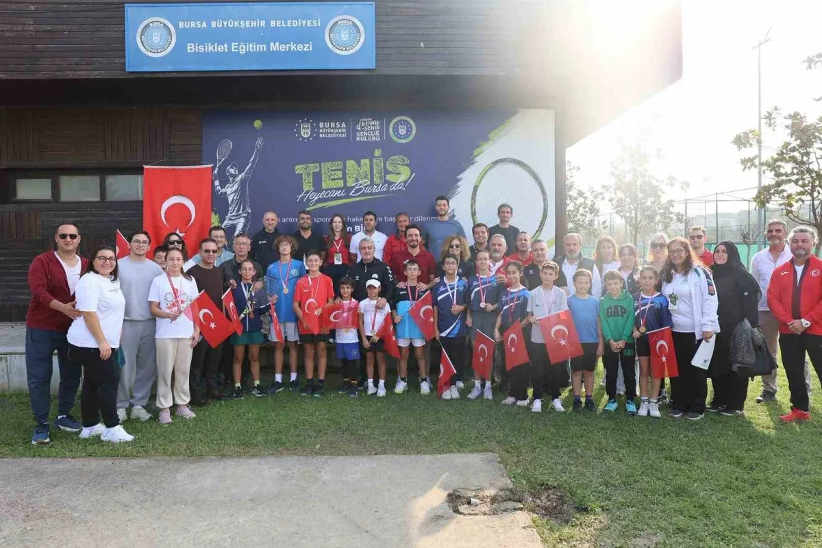 Bursa'da cumhuriyet coşkusu kortlara taşındı 4
