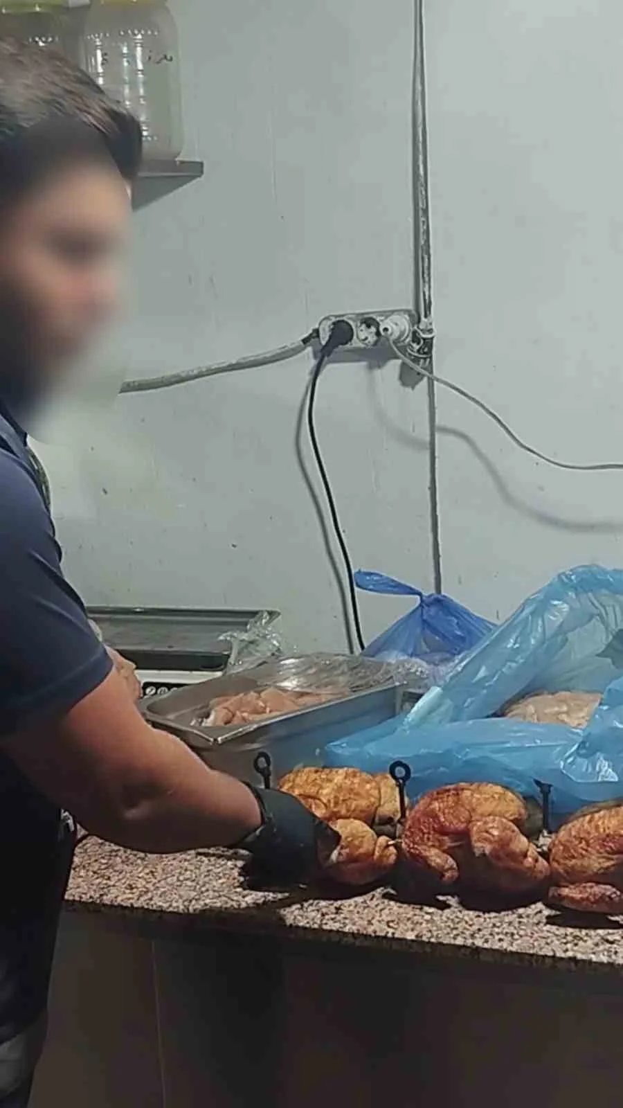Hatay'da bir restoranda 15 kilogram bozuk tavuk ele geçirildi 2