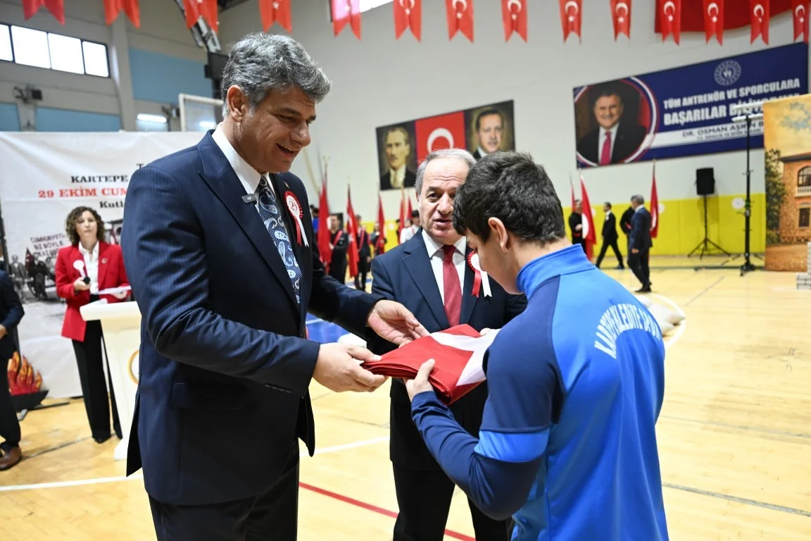 Türk bayrağı Kartepe'de elden ele zirveye taşındı 5