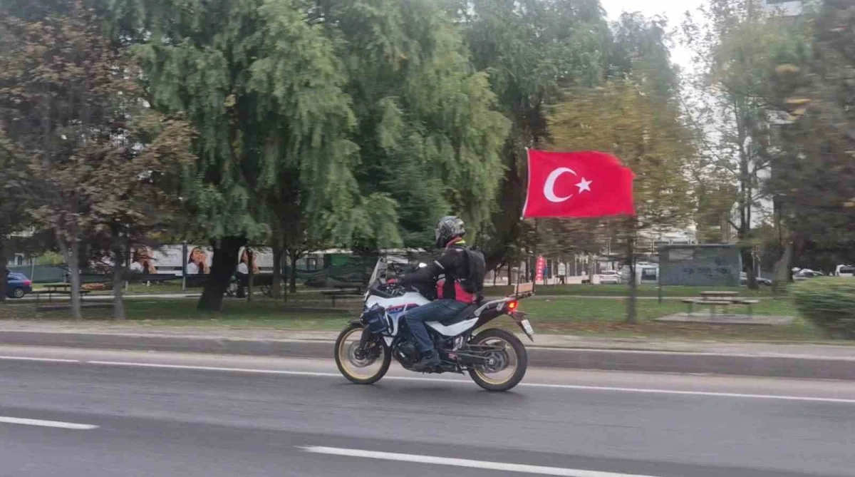 Eskişehir'de motosiklet sürücüsü 29 Ekim coşkusunu yollara taşıdı 2