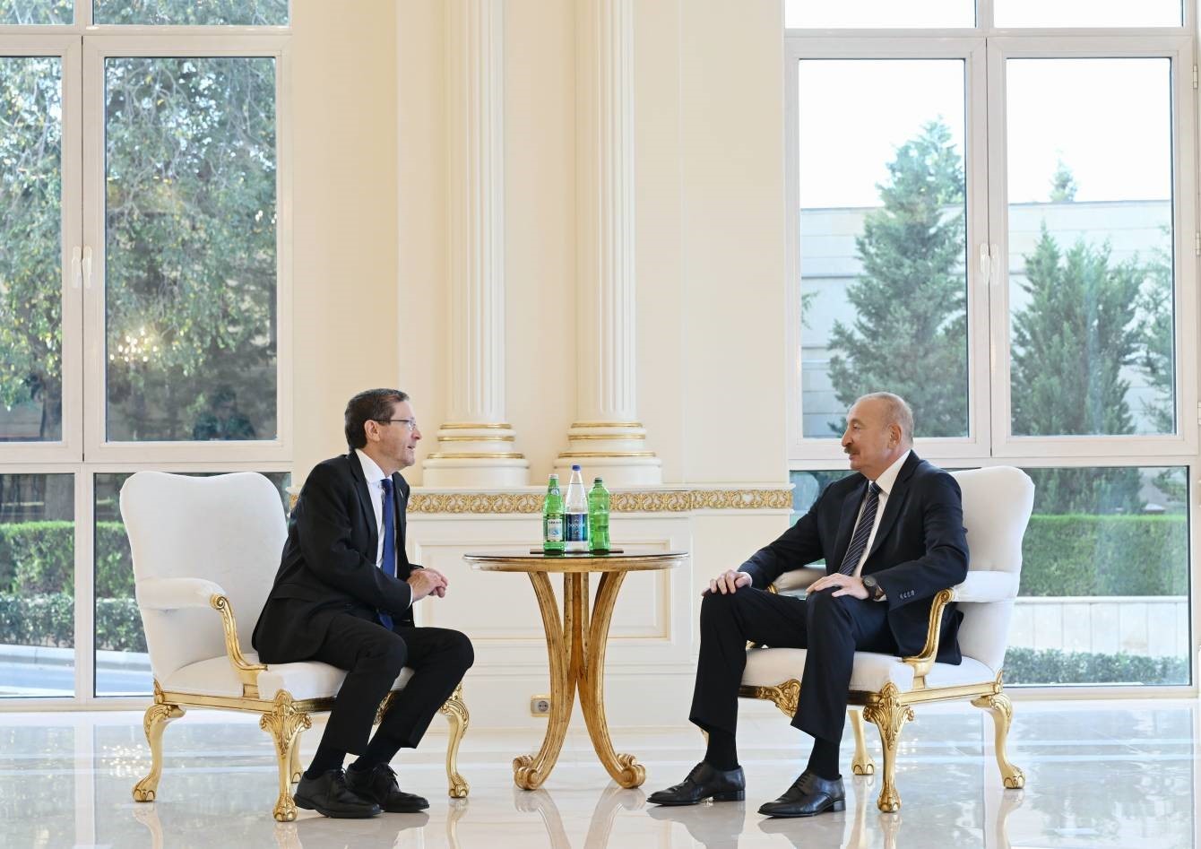 azerbaycan-cumhurbaskani-aliyev-israil-cumhurbaskani-herzog-ile-bir-araya-geldi