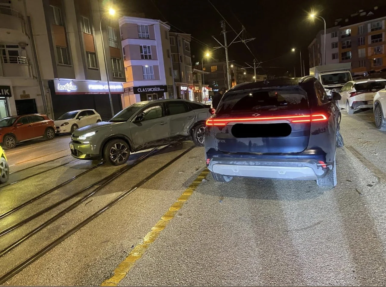 ESKİŞEHİR'DE RAYLARIN ÜZERİNDE GERÇEKLEŞEN TRAFİK KAZASI SEBEBİYLE TRAMVAY SEFERLERİNDE AKSAMA...