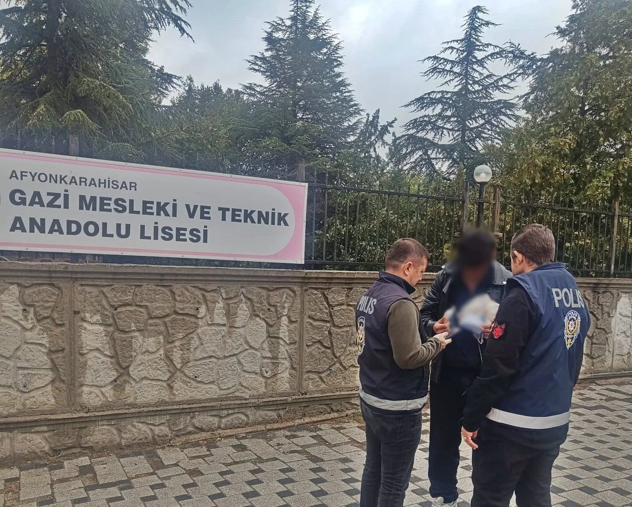 AFYONKARAHİSAR’DA POLİS TARAFINDAN EĞİTİM VE ÖĞRETİM ORTAMININ HUZUR VE GÜVENLİĞİNİ SAĞLAMAK...