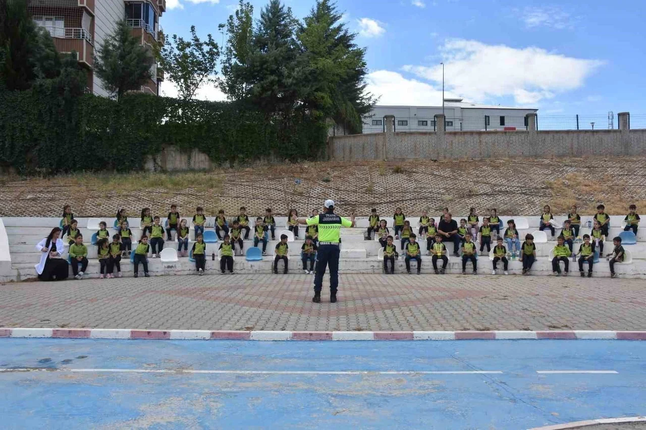 SİİRT’TE ÇOCUKLARA TRAFİK GÜVENLİĞİ EĞİTİMİ