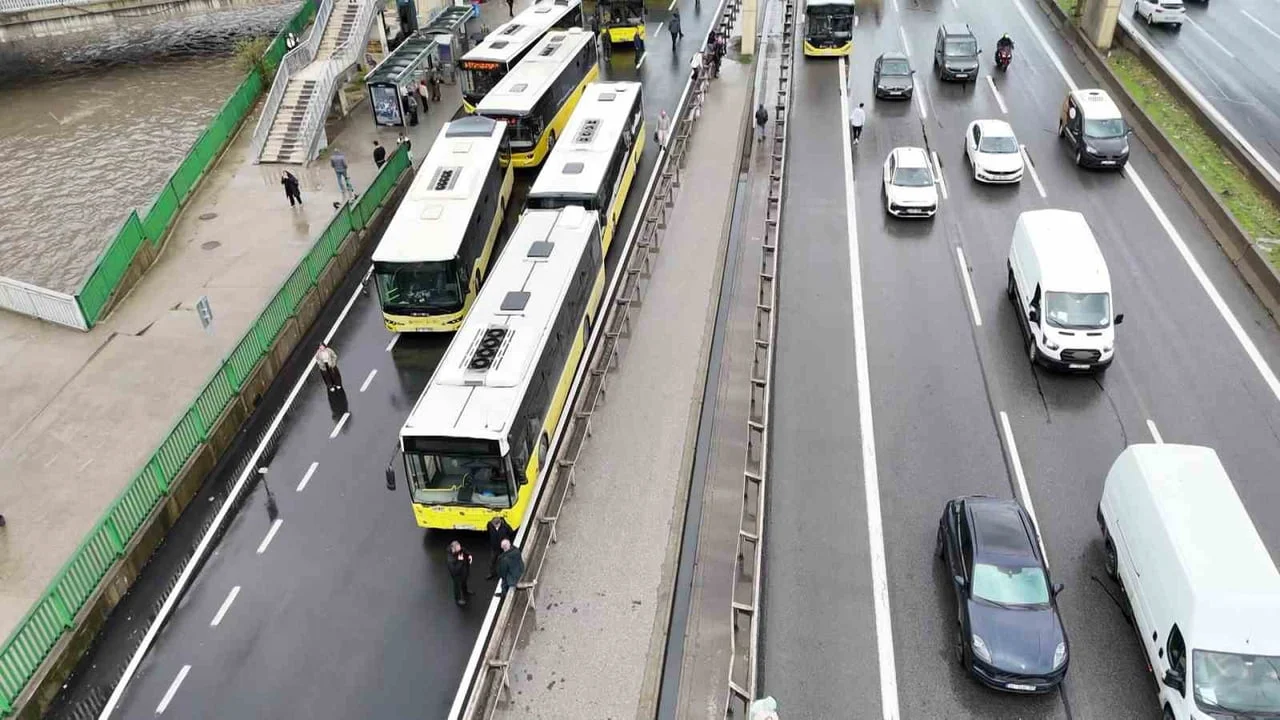 KADIKÖY D-100 KARAYOLU GÖZTEPE MEVKİİNDE ARIZALANAN İETT OTOBÜSÜ ULAŞIMI OLUMSUZ ETKİLEDİ. YAN...