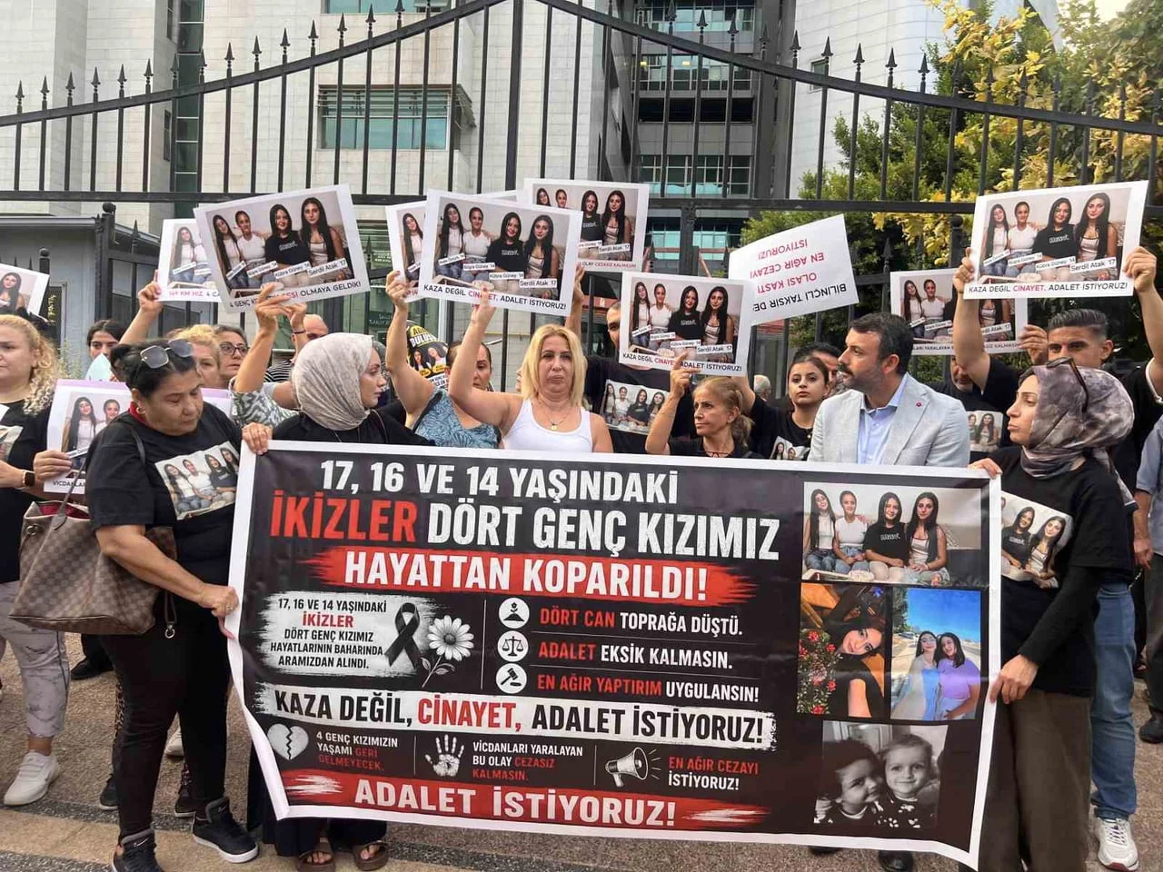 MERSİN’DE KULLANDIĞI CİPİN REFÜJDE KARŞIYA GEÇMEK İÇİN BEKLEYEN YAYALARA ÇARPMASI SONUCU İKİZ...
