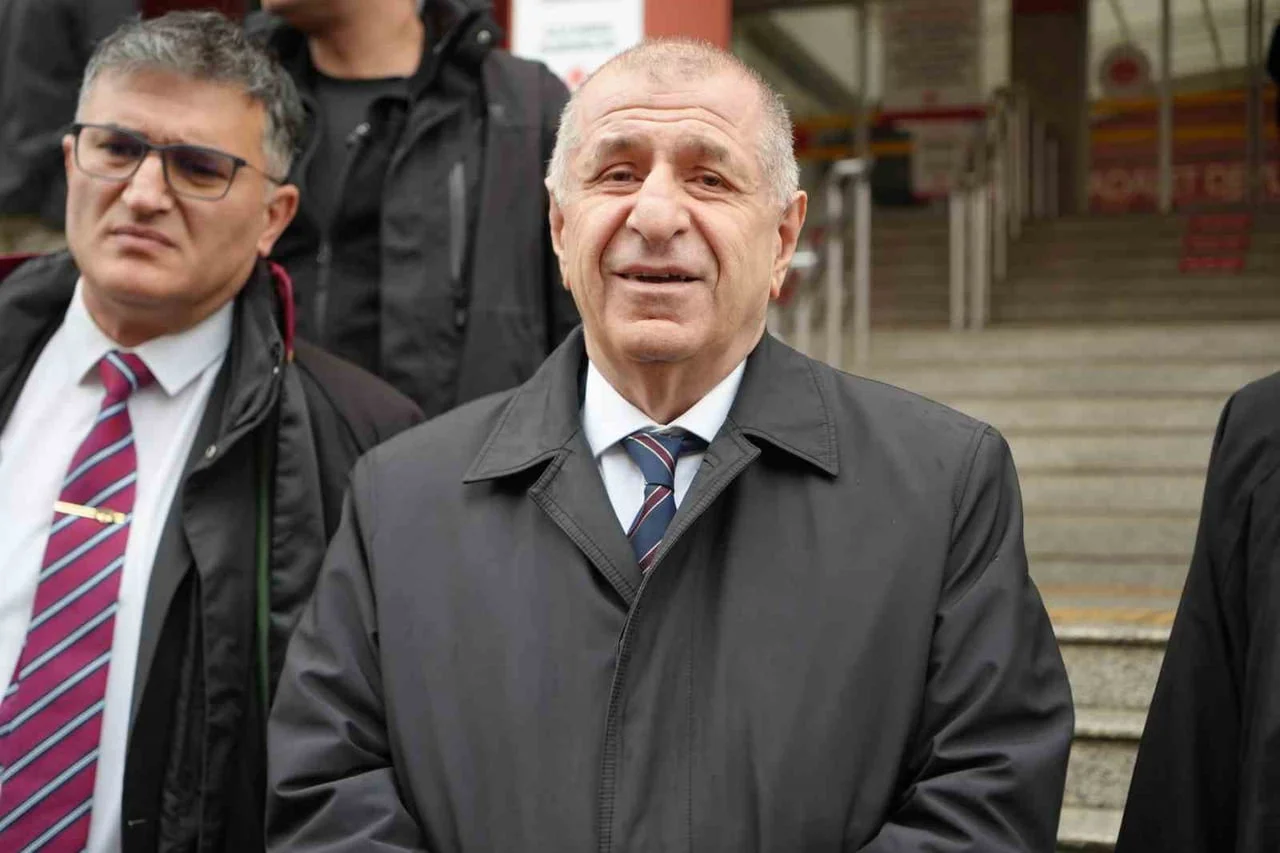 ÜMİT ÖZDAĞ KOCAELİ ADLİYESİ ÖNÜNDE (ARŞİV)